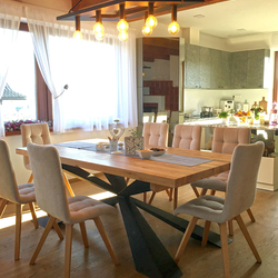 Kunstvolle Hngeleuchte und schmiedeeiserner Tisch mit Holz, hergestellt von UKOVMI fr ein Einfamilienhaus