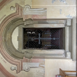 Geschmiedetes Gitter mit Kreuz in der rmisch-katholischen Pfarrkirche aus dem 13. Jahrhundert 