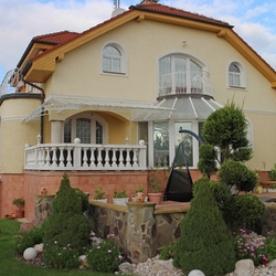 Prikrytie terasy rodinnho domu kovanm prstrekom v bielej farbe