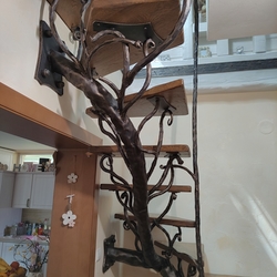 Interirov kovan schodisko vykovan ako strom pre rodinn dom - luxusn zbradlie