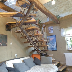 Luxurise handgeschmiedete Treppe mit Naturdesign im Interieur