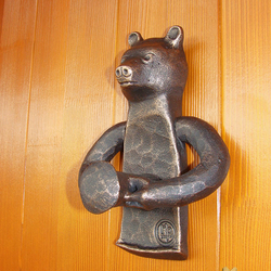 Umeleck rune kovan klopadlo na dvere v tvare medvea