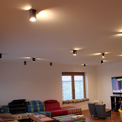Celkov pohad na osvetlenie haly v rodinnom dome - umeleck svietidl - originlne osvetlenie