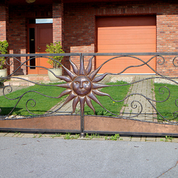 Geschmiedetes Tor mit getriebener Sonne, hergestellt fr ein Familienhaus