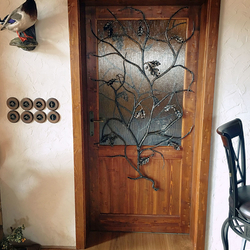 Umeleck kovan mrea na dverch v tvare dubovho konra