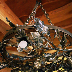 Suspension dintrieur Dub  branche de chêne incorpor dans une roue de la charrette  luminaire artisanal en fer forg fait à la main