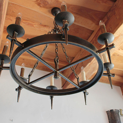 Suspension artisanale  chandelier en fer forg, fait à la main au design ancien pour les intrieurs de btiments de lpoque ancien 