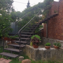 Kovan schodisko a zbradlie vyroben pre vstup do podkrovnho bytu na vchode Slovenska