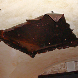 Historische Deckenleuchte  Geschmiedete Innenleuchte mit Schirm in einem Weinkeller mit dem Logo von UKOVMI