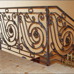 Garde-corps en fer forg artisanal pour l'escalier sur mesure dans une maison familiale.