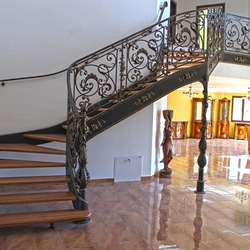 Schmiedeeiserne Treppe mit prunkvollem Gelnder