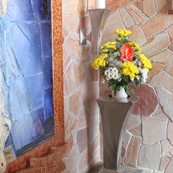 Moderner Blumenstnder und Kerzenleuchter aus Edelstahl in einer Kapelle