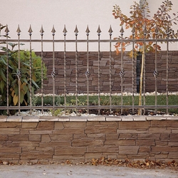 Geschmiedeter Zaun  Zapfen  schmiedeeiserner Zaun an einem Einfamilienhaus