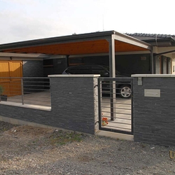 Moderner Zaun  schmiedeeiserner Zaun an einem Einfamilienhaus  modernes Design