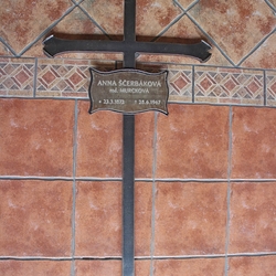 Kovan kr s popisnou tabuou - obnova starieho hrobu