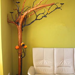 Umeleck lampa - interirov kovan svietidlo vytvoren ako svietnik v tvare stromu - originlne svietidlo