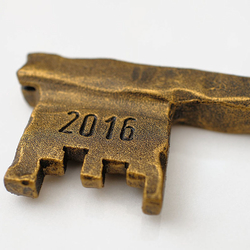 Schmiedeeiserner Schlüssel mit goldene Patina