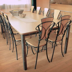 Jedálenský kovaný stôl so stoličkami v interiéri rodinného domu