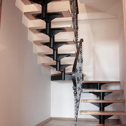 Kované schodisko so zábradlím na schody v rodinnom dome - interiérové zábradlie