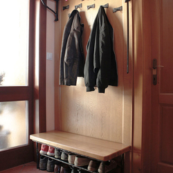 Kovaná závěsná stěna s botníkem - kovaný nábytek v hale