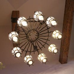 Kunstvolle Leuchte – Handgeschmiedeter Kronleuchter OMA im Wohnzimmer eines Einfamilienhauses