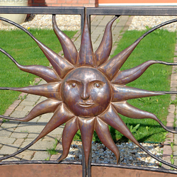 Handgeschmiedetes Tor mit getriebener Sonne - Detail – Luxustore Handgeschmiedetes Tor mit getriebener Sonne - Detail – Luxustore