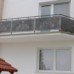 Kované balkónové zábradlí s plechem - exteriér v jednom stylu