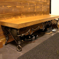 Stilvolle Schuhbank für den Flur - handgeschmiedete, mit dem Holz kombinierte Schuhbank