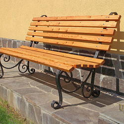 Schmiedeeiserne Sitzbank vor dem Haus - Gartenmbel