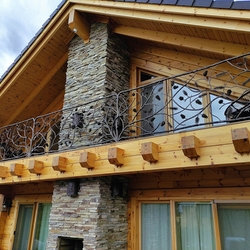 Künstlerisches geschmiedetes Geländer mit Waldmotiv von Kiefer auf dem Balkon einer Tatra-Hütte – Außengeländer Künstlerisches geschmiedetes Geländer mit Waldmotiv von Kiefer auf dem Balkon einer Tatra-Hütte – Außengeländer