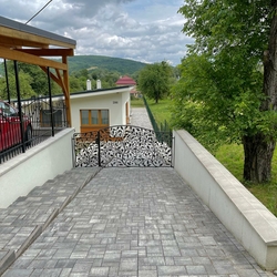 Luxuriöses, handgeschmiedetes Tor mit Eichenästen – Umzäunung eines Einfamilienhauses in einem Dorf in der Slowakei Luxuriöses, handgeschmiedetes Tor mit Eichenästen – Umzäunung eines Einfamilienhauses in einem Dorf in der Slowakei