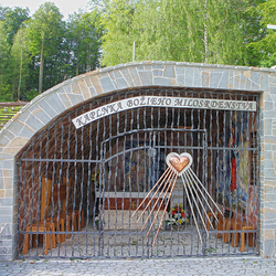 Gitter an der Kapelle mit einem Kupferherz und einer Edelstahlinschrift Gitter an der Kapelle mit einem Kupferherz und einer Edelstahlinschrift