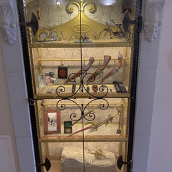 Kovaná vitrína se sklem v měšťanském domě z 15. století ve Spišské Nové Vsi