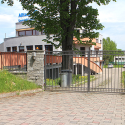 Schmiedeeisernes Tor an einem Bürogebäude – modernes Tor Schmiedeeisernes Tor an einem Bürogebäude – modernes Tor