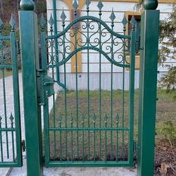 Geschmiedetes Tor mit Pforte, hergestellt von UKOVMI mit spezieller Oberflächenbehandlung Geschmiedetes Tor mit Pforte, hergestellt von UKOVMI mit spezieller Oberflächenbehandlung