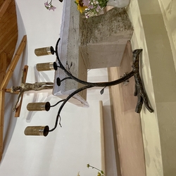 Svícen čtyřramenný v kostele v obci Sokol při Košicích vykovaný jako dubová větev