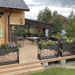 Kovaný prístrešok terasy so zábradlím s kvetináčmi, svietidlami a doplnkami z UKOVMI