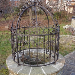 Schmiedeeiserne kuppelförmige Brunnenhaube Schmiedeeiserne kuppelförmige Brunnenhaube