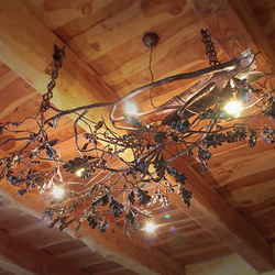 Suspension dintrieur haut de gamme  lustre chêne - clairage dexception aux motifs de la forêt et de la nature dans un chalet 