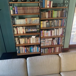 Kovaná knihovnička v hale rodinného domu - kovaný nábytek