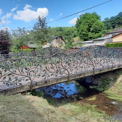 Handgeschmiedetes Geländer, gefertigt als Barriere für eine Brücke über einen Bach Handgeschmiedetes Geländer, gefertigt als Barriere für eine Brücke über einen Bach