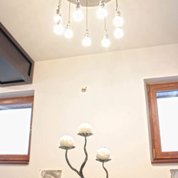 Moderní interiérový design - luxusní závěsné svítidlo ručně vyrobené z broušeného nerezu Moderní interiérový design - luxusní závěsné svítidlo ručně vyrobené z broušeného nerezu
