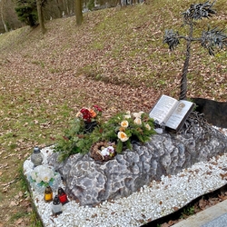Výnimočný pomník navrhnutý a vytvorený v UKOVMI z lásky na pamiatku jedného z nás Výnimočný pomník navrhnutý a vytvorený v UKOVMI z lásky na pamiatku jedného z nás
