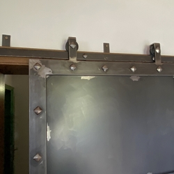 Posuvné kované dveře vyrobené v UKOVMI pro rodinný dům - kvalitní dveře