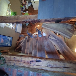 Dřevěné stupně na kovaném schodišti - pohled shora
