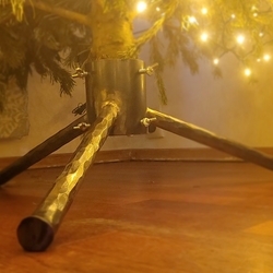 Stabilný kovaný stojan na živé vianočné stromčeky Stabilný kovaný stojan na živé vianočné stromčeky