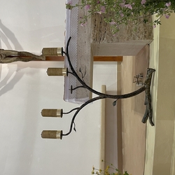 Kovaný svícen čtyřramenný v kostele v obci Sokol při Košicích vykovaný jako dubová větev