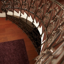 Hochwertiges Bogengeländer auf der Treppe eines Einfamilienhauses