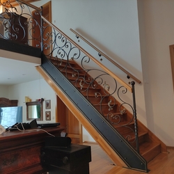Dizajnové zábradlie vykované do interiéru rodinného domu - kované zábradlie na schody