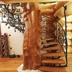 Luxusné kované schodisko so zábradlím v tvare ihličnatého stromu - ručne vykované v ateliéri kováčskeho umenia UKOVMI